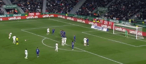 周琦这位所谓CBA顶级中锋，动作不断，对徐杰冲撞是具目的性，这次肘击胡金秋是扭曲心态表现，胡金秋在国家队表现突出从而取代他在国家队位置，多次挑衅裁判而没有被处罚。＂