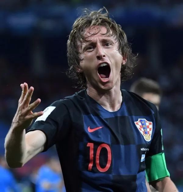 斗地主这把不抢反而稳（这局斗地主不抢地主更稳妥）